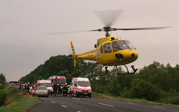 Árokba borult egy autó a 83-ason