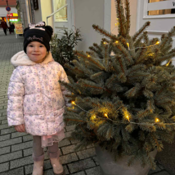 Óvodások karácsonyfa díszítése a belvárosban