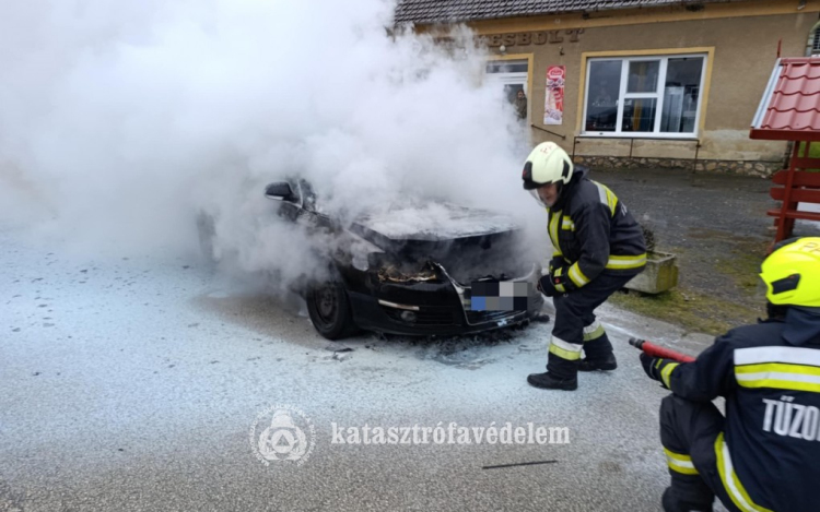 Kigyulladt egy autó Mihályházán