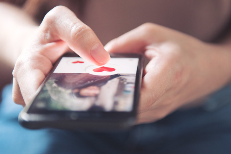 Kazah nővel ismerkedett meg, elutalta neki a repjegy árát