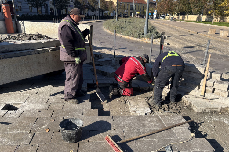 Újra számos kő meglazult a Fő téren, javítják az útburkolatot