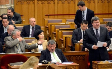 Gőgös Zoltán lövöldözött a Parlamentben, a Jobbik kiakadt!