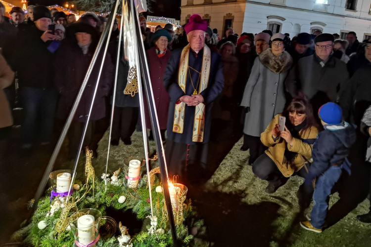 Meggyújtották a városi adventi koszorú első gyertyáját