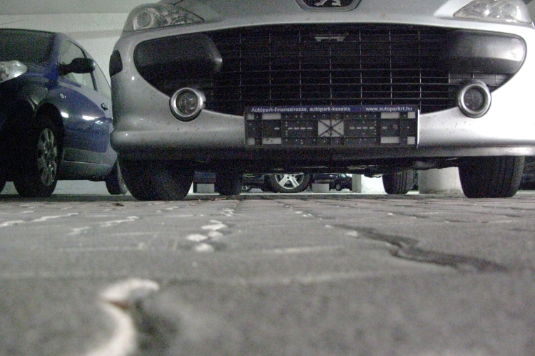 Rendszám nélküli autóval közlekedett