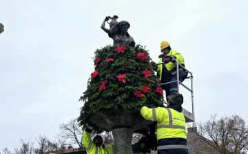 Karácsonyi díszbe öltözött a Korsós lány