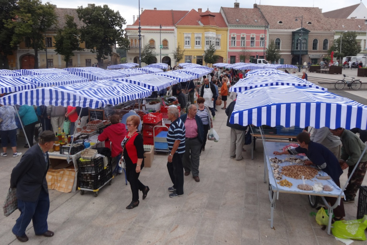 Igazi vásári hangulat a Fő téren - Remekül sikerült az első igazi piaci nap