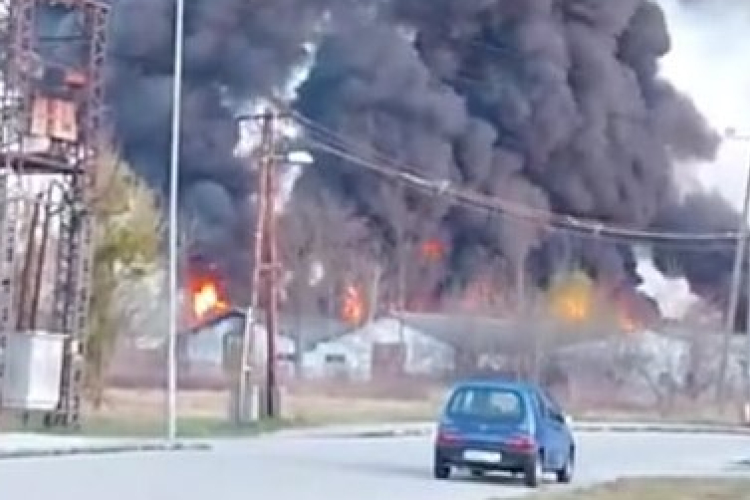 Ezer négyzetméteren ég a gumi és a műanyag Devecserben