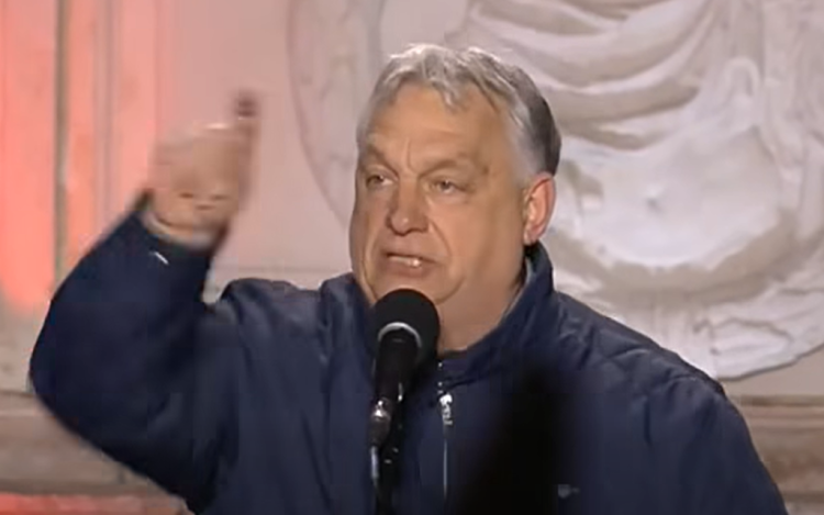 Orbán a színpadról kiabált az ellene tüntetőknek - Videó