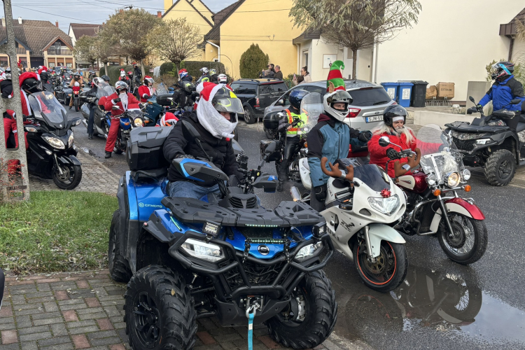 Többszáz gyermeket leptek meg a Motoros Mikulások Pápán