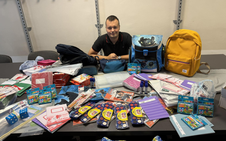 Jelentős mennyiségű tanszeradománnyal segíti a rászorulókat a DK