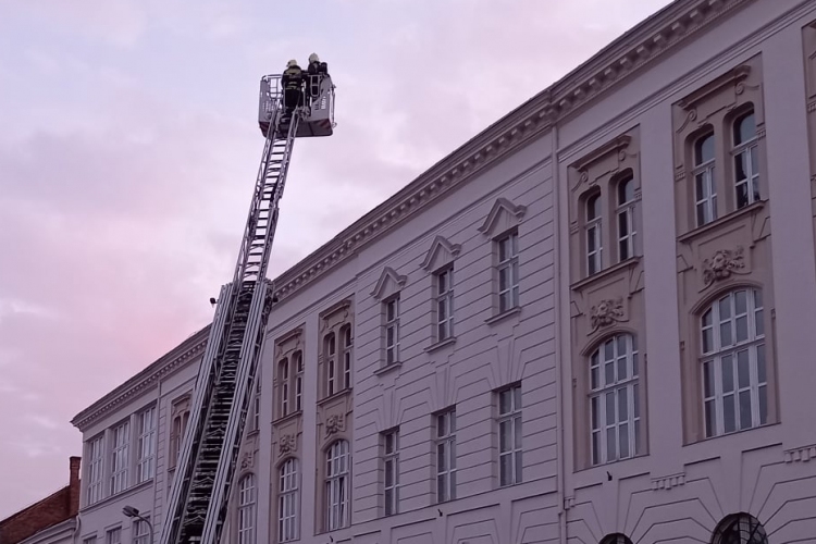 Nagy erőkkel vonultak a tűzoltók a Jókai utcára