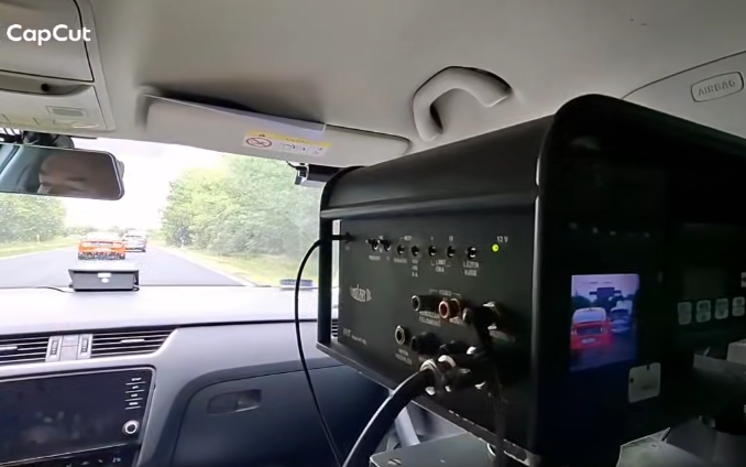 Mozgó autóból mérték a sebességet a rendőrök - Videó