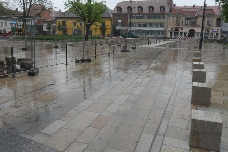 A tervezettnél tovább tart a forgalomkorlátozás a Fő téren