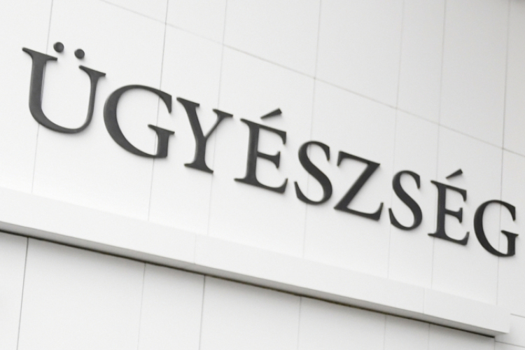 Gyermekpornográfia és zaklatás miatt emelt vádat a pápai ügyészség egy 34 éves helybeli férfival szemben