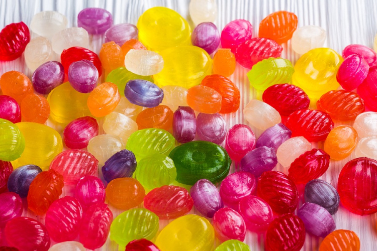 A megengedettnél több színezéket találtak egy gyerekeknek szánt cukorkában