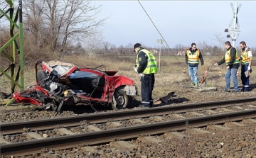 Vonat és autó ütközött Kecskeméten, két kislány meghalt