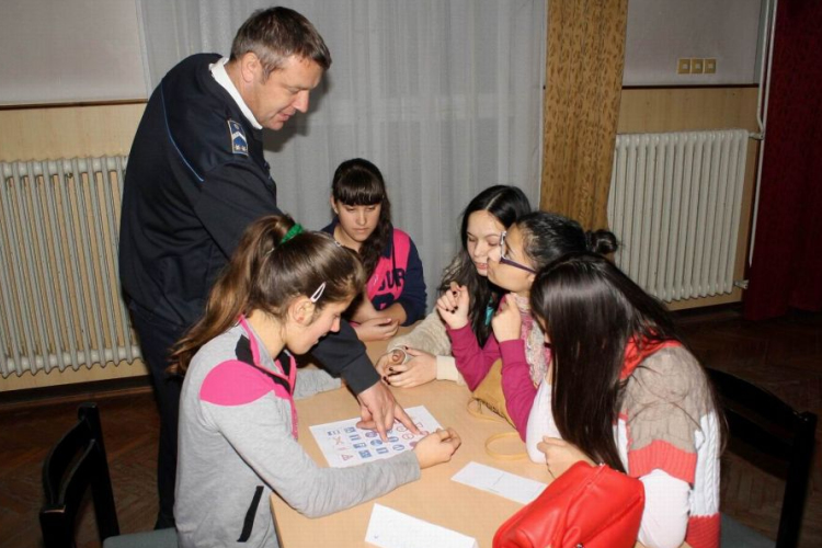 Kisdiákok a főkapitányságon