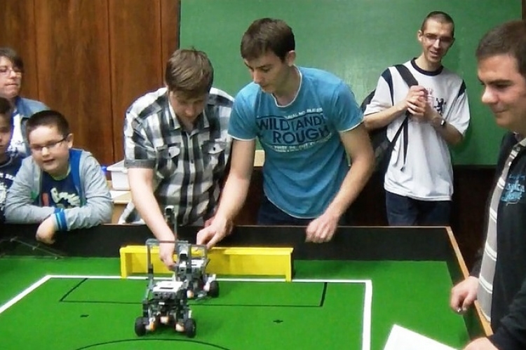 Idén Ausztráliába és Németországba is eljuthatnak a fiatal magyar robotépítők