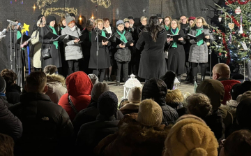 A második gyertyaláng is kigyúlt a városi adventi koszorún