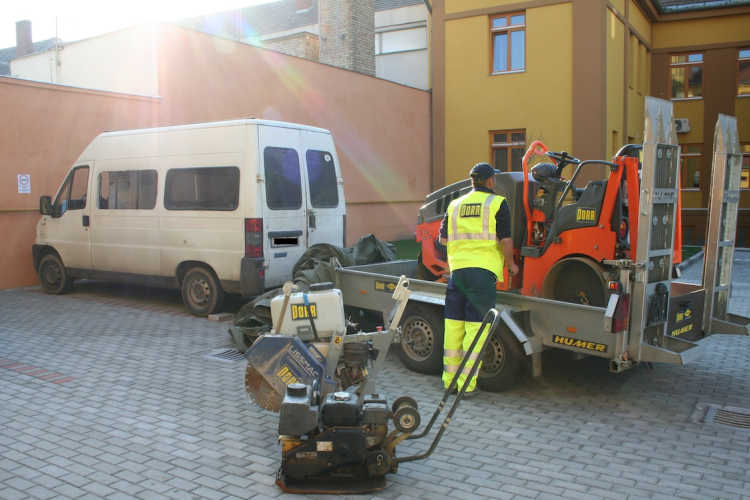 Pápa környéki lomisok trélerrel együtt elloptak egy osztrák úthengert!