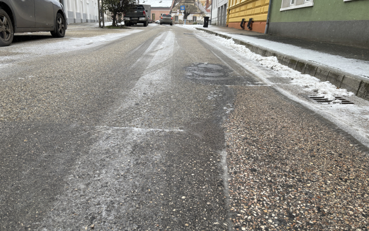 Folyamatosan dolgoznak Pápa útjain, de azok helyenként síkosak, jegesek