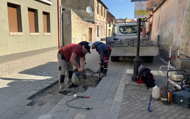 Ismét javítják a Szent László utca burkolatát