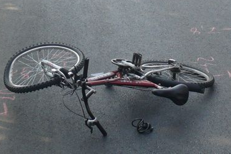 Két kerékpáros ütközött