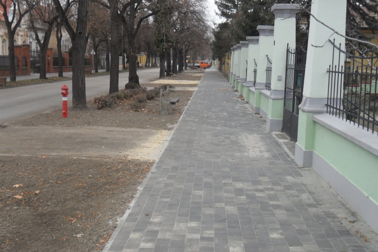 A páratlan oldalon is megújult az Esterházy úti járda