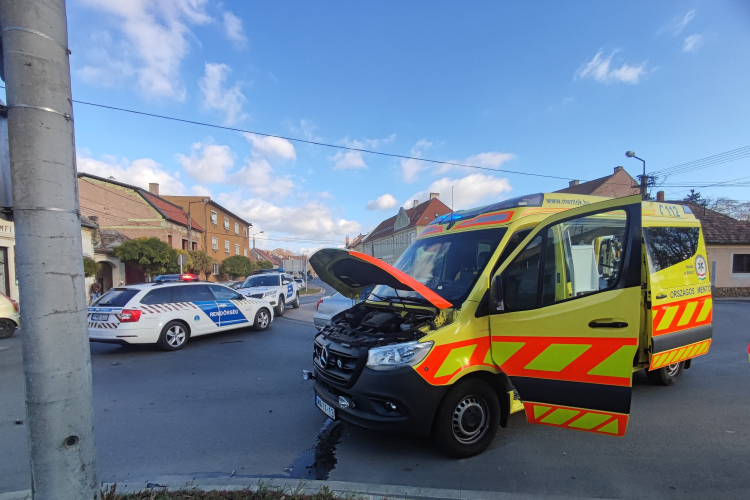 Szirénázó mentőautó karambolozott a körforgalomban