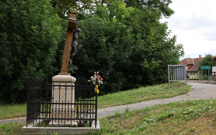 Megdőlt a Gróf úton lévő feszület