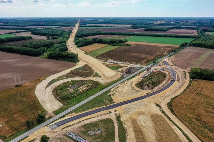 Így néz ki a magasból az épülő 83-as út