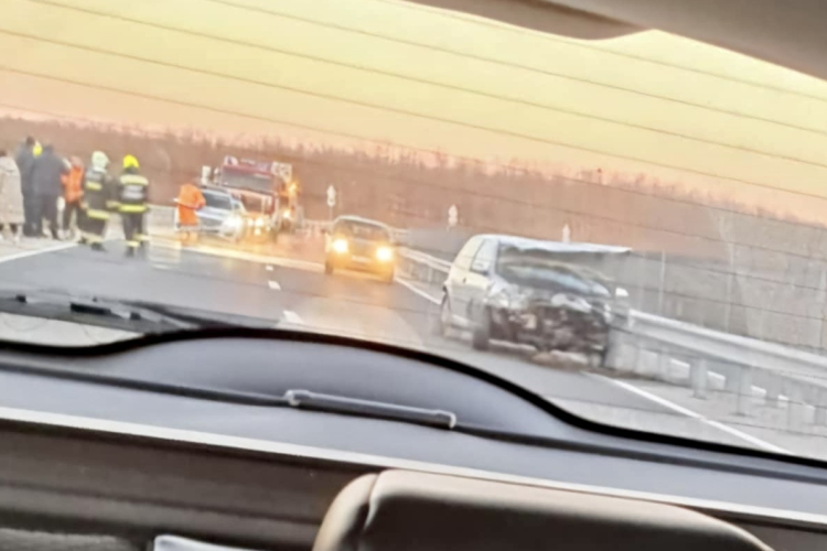 Szalagkorlátnak ütközött egy autó a 83-as főúton