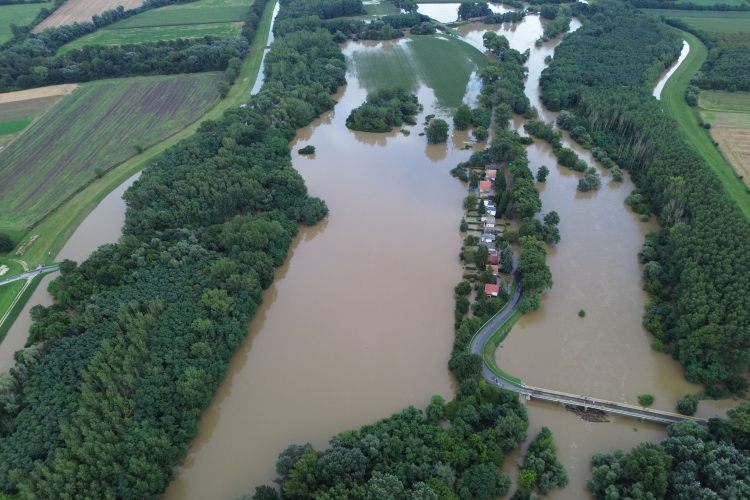 Drónfelvételeket kaptunk a megáradt Rábáról