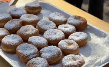 Időközi választás - Farsangi fánkkal várja az embereket a Fidesz