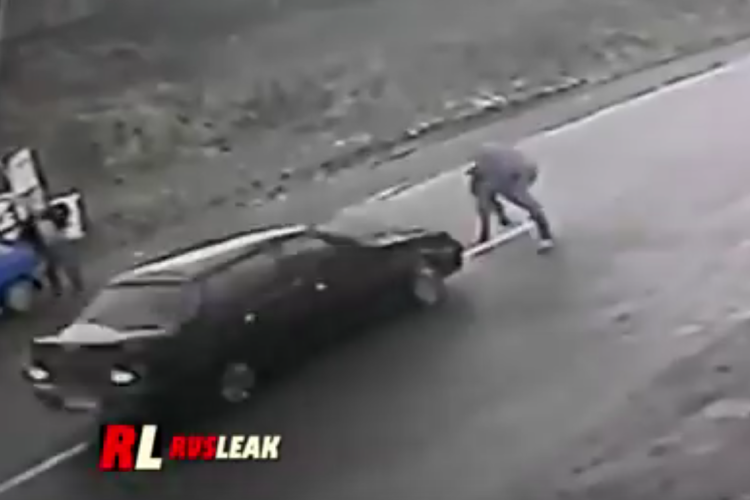 A hős apa száguldó autó elől mentette meg fiát, saját életét kockáztatva