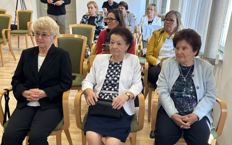 Emlékdiplomásokat köszöntött a pápai önkormányzat