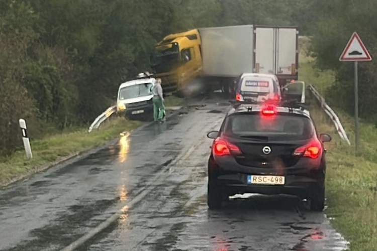 Kamion és személyautó ütközött Nemesszalók és Külsővat között - Teljes az útzár!