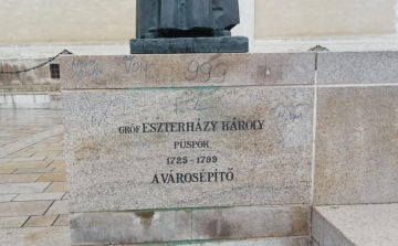 Összefirkálták a Fő téri Eszterházy-szobor talapzatát