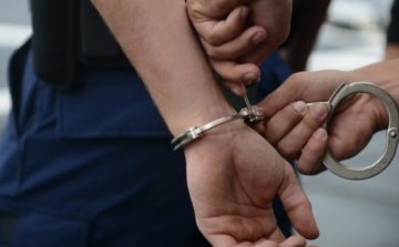 Az ügyészség elrendelte a pápai gyorsétteremben garázdálkodó férfi letartóztatását