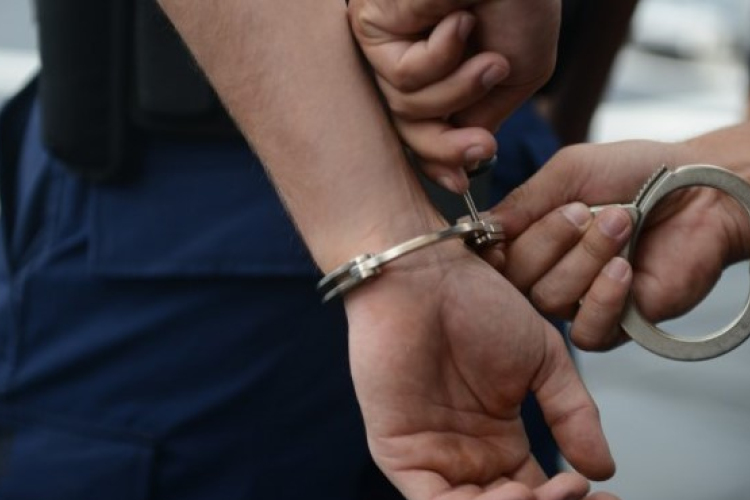 Az ügyészség elrendelte a pápai gyorsétteremben garázdálkodó férfi letartóztatását