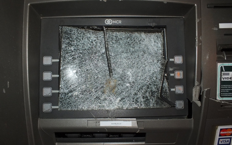 Elfogták egy bankautomata megrongálóját