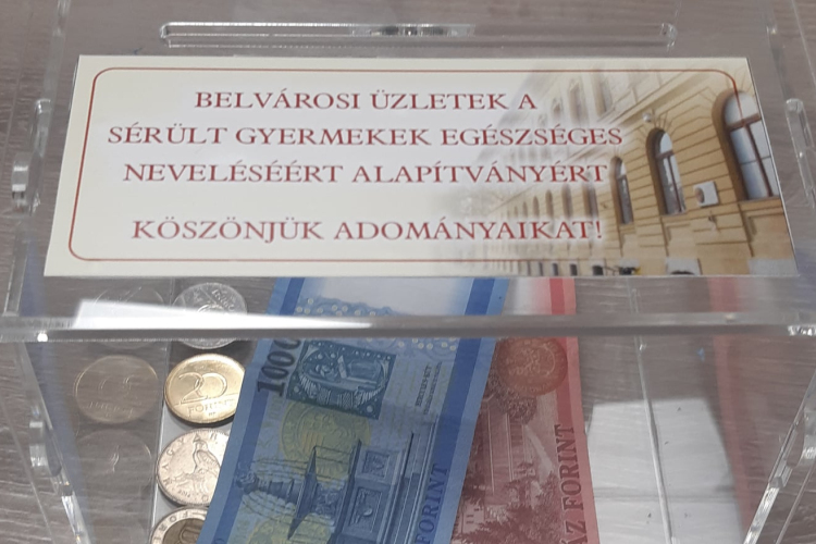 Adománydobozok a belvárosi üzletekben