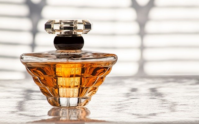 Ruhákat, márkás italokat és parfümöket lopott a 26 éven nő