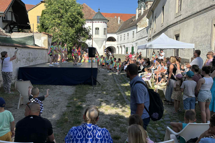 Gyermekparadicsom a Várkertben, motoros felvonulás, művészeti udvarok