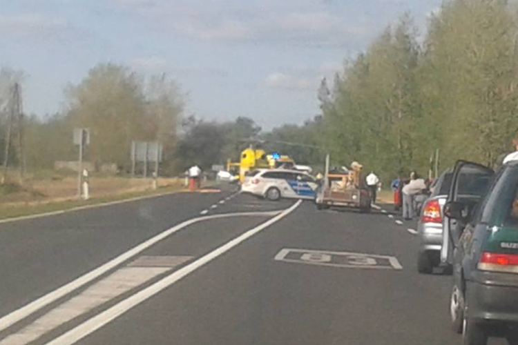 Motoros és személyautó ütközött a 83-ason