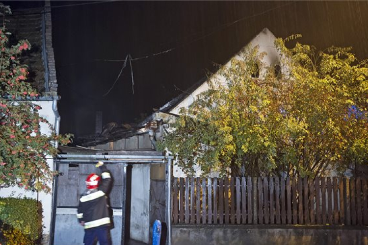 Holttestet találtak egy Szobon kigyulladt családi házban