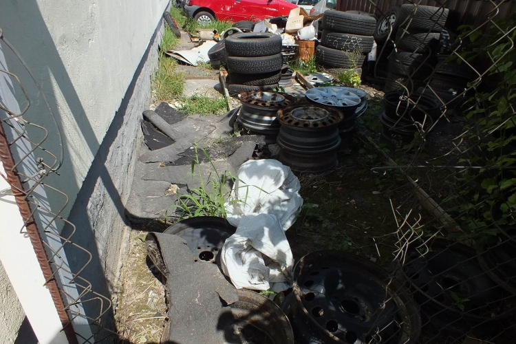 Gumiabroncsokat és felniket lopott