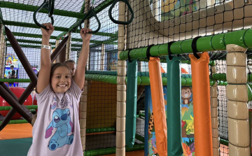 Móka és kacagás a város új játszóbirodalmában