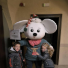 Óvodások karácsonyfa díszítése a belvárosban