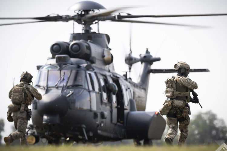 Videón a Pápán gyakorlatozó forgószárnyasok